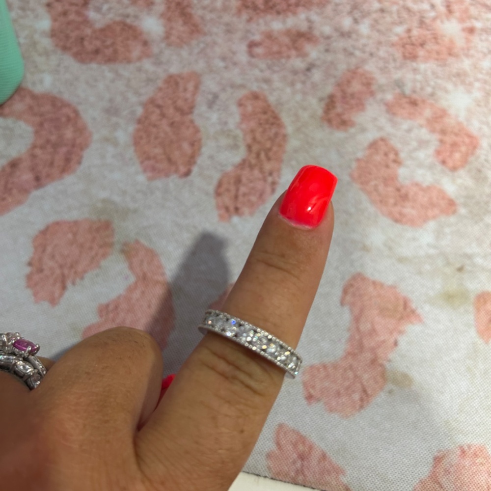 Dovegg moisante eternity band
